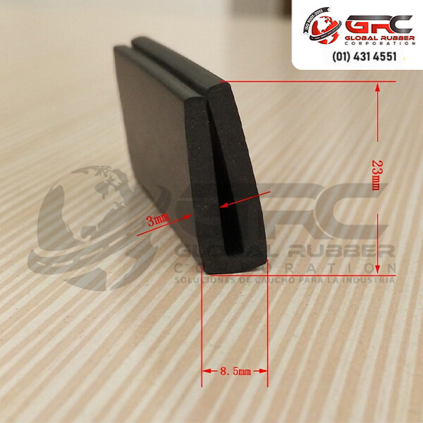 Nuestros perfiles tipo U son utilizadas para cubrir superficies cortantes, tanto láminas metálicas, vidrio o cualquier otro elemento con aristas. Contamos con una variedad de modelos y podemos fabricar medidas según requerimiento o plano.