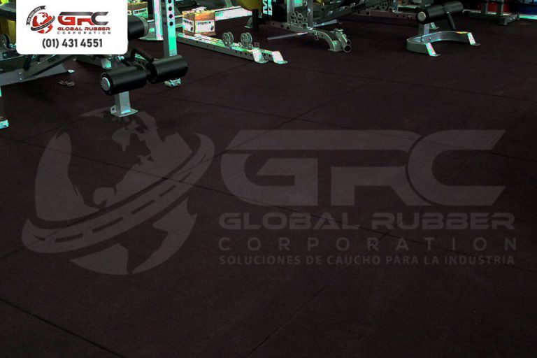 Baldosas de caucho para gimnasio instaladas en zona de entrenamiento funcional