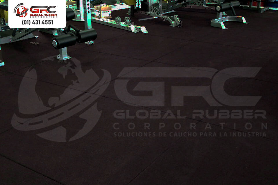 Baldosas de caucho para gimnasio instaladas en zona de entrenamiento funcional