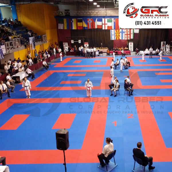 Piso tatami bicolor rojo y azul instalado en un campeonato de artes marciales