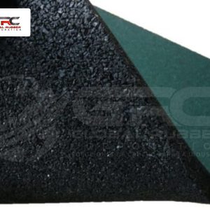 Detalle del canto de una baldosa de caucho verde sobre base de caucho granulado negro