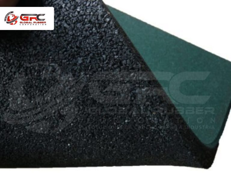 Detalle del canto de una baldosa de caucho verde sobre base de caucho granulado negro