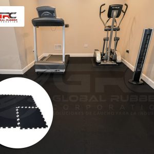 Sala de gimnasio con trotadora y elíptica sobre piso interlock de caucho negro
