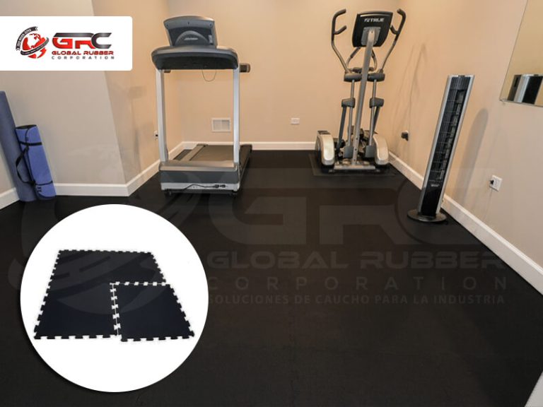 Sala de gimnasio con trotadora y elíptica sobre piso interlock de caucho negro