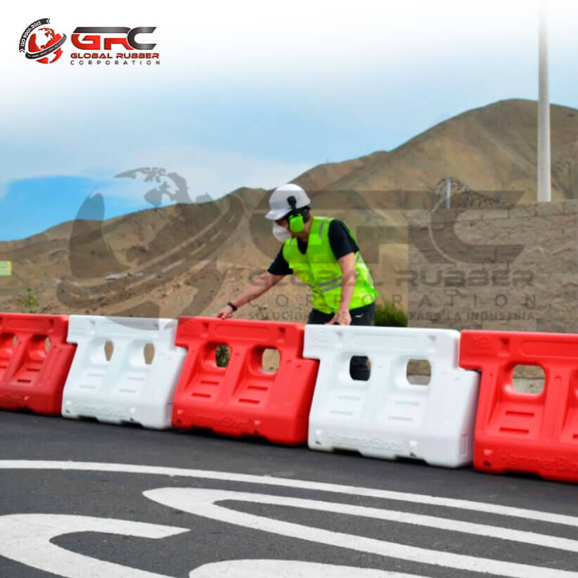 Barreras New Jersey rojas y blancas instaladas como canalizador vial en una carretera