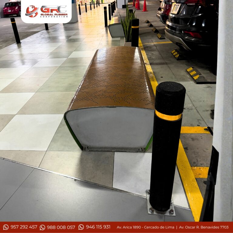 Bolardo de caucho negro instalado en zona peatonal junto a una banca
