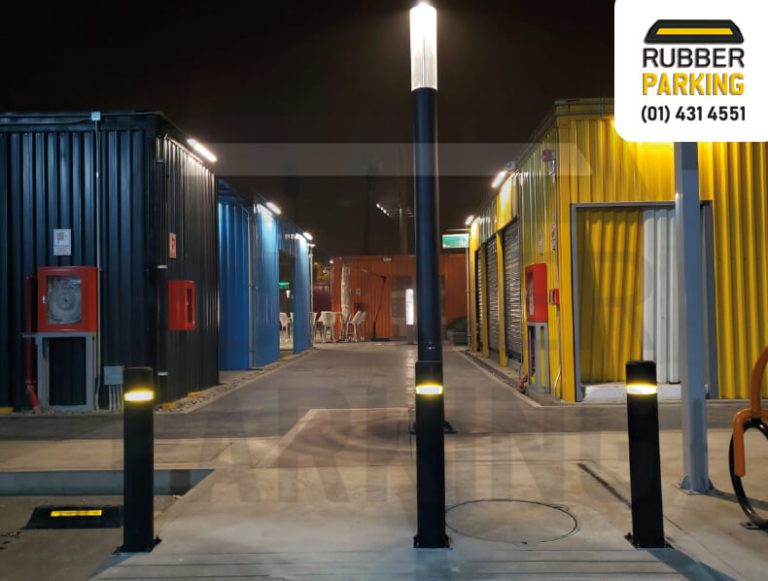 Bolardos de caucho instalados en un pasillo exterior de un centro comercial