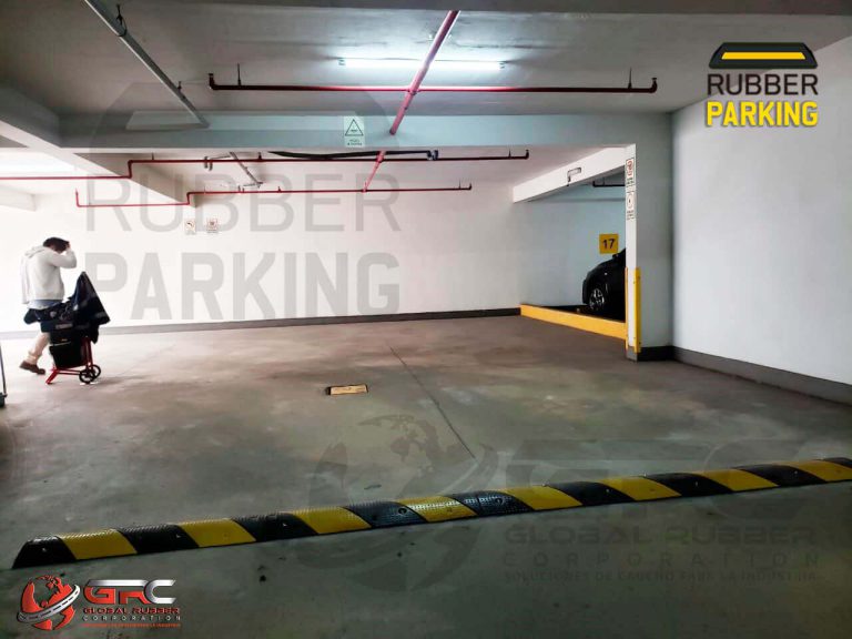 Rompemuelle de caucho instalado a la entrada de un sótano de estacionamiento