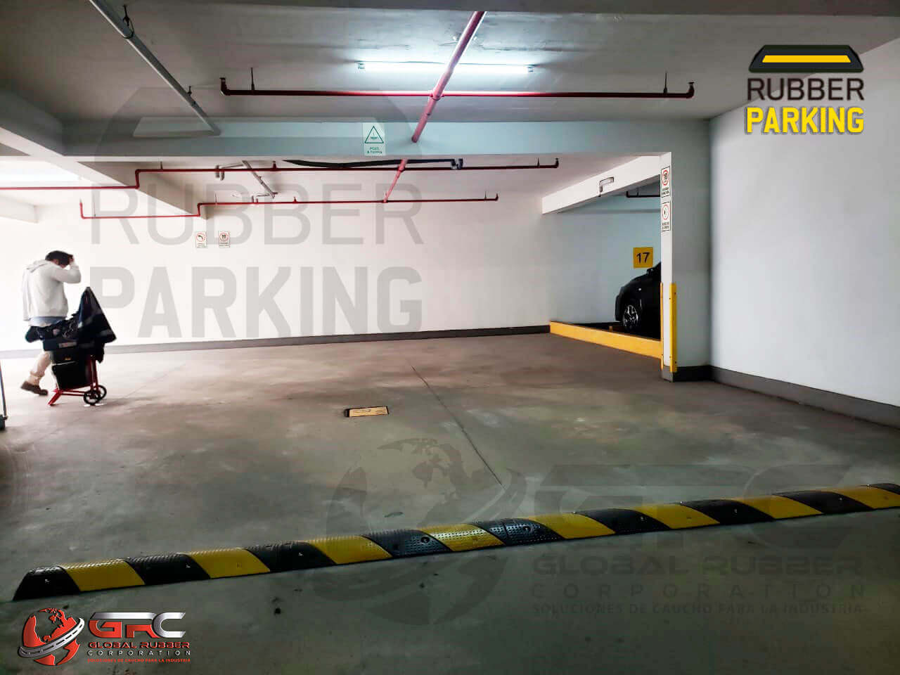 Rompemuelle de caucho instalado a la entrada de un sótano de estacionamiento