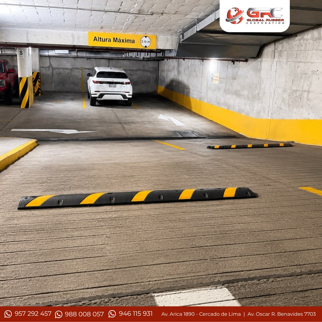 Rompemuelles de caucho instalados en el carril de un estacionamiento subterráneo