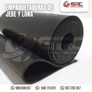 Rollo de empaquetadura de jebe puro y con lona desenrollado sobre mesa de trabajo