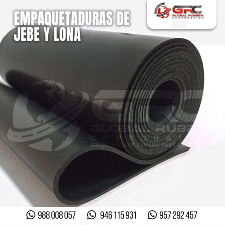 Rollo de empaquetadura de jebe puro y con lona desenrollado sobre mesa de trabajo