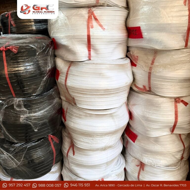 Rollos de waterstop de PVC blanco y negro apilados en el almacén de Global Rubber