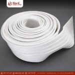 Perfil nervado de un rollo de waterstop de PVC blanco visto de lado