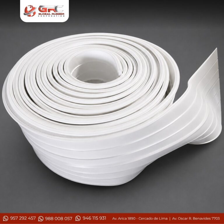 Perfil nervado de un rollo de waterstop de PVC blanco visto de lado