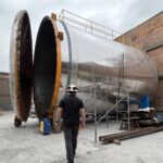 Autoclave de 7 metros de diámetro de Global Rubber Corporation con un operario al costado