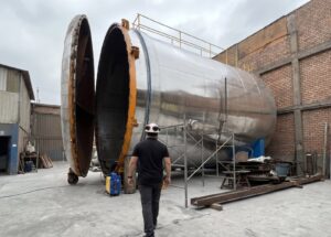 Autoclave de 7 metros de diámetro de Global Rubber Corporation con un operario al costado