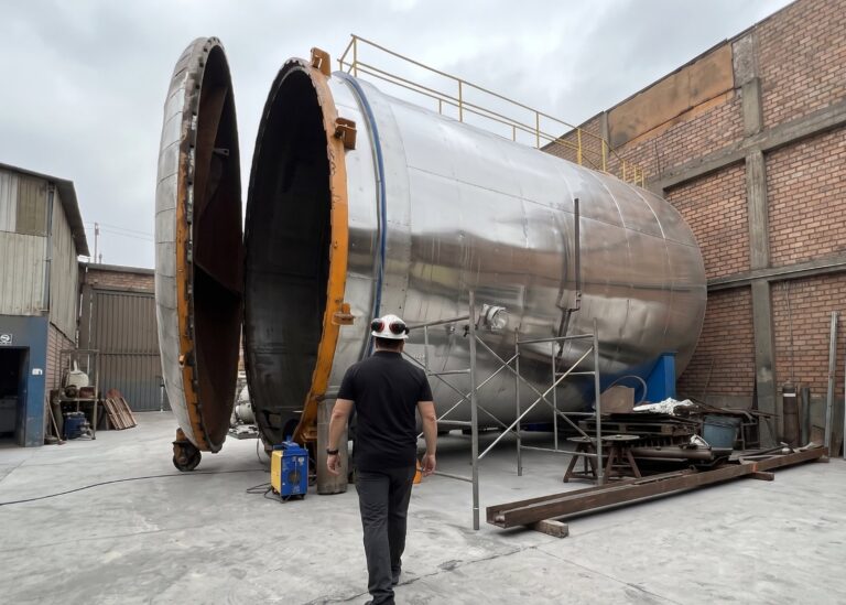 Autoclave de 7 metros de diámetro de Global Rubber Corporation con un operario al costado