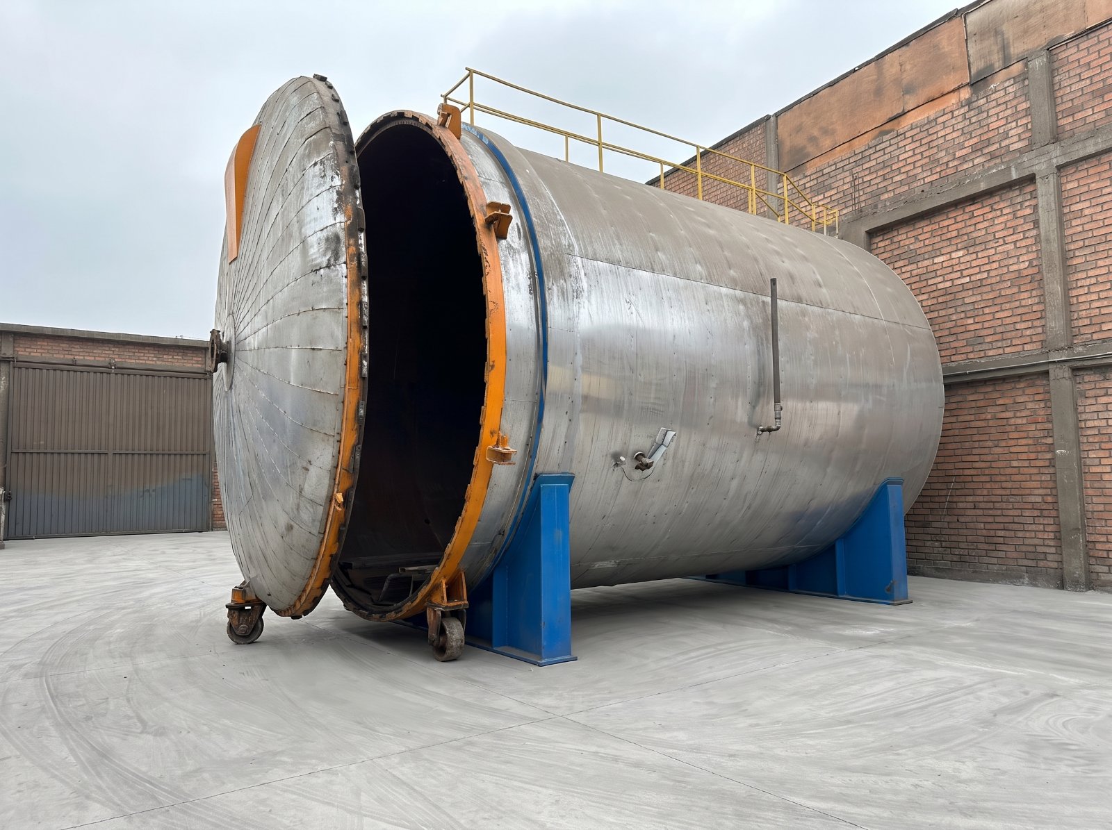 Autoclave de 7 metros de diámetro de Global Rubber Corporation con las tapas abiertas