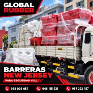 Camión cargado con barreras New Jersey rojas y blancas listo para despacho en Lima