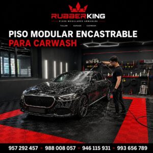 Piso modular drenante instalado en zona de lavado de autos