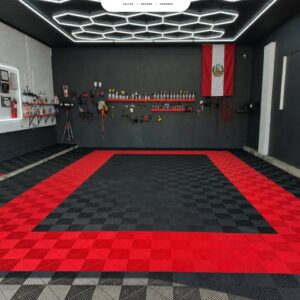 Piso modular encastrable de 40x40 cm instalado en taller