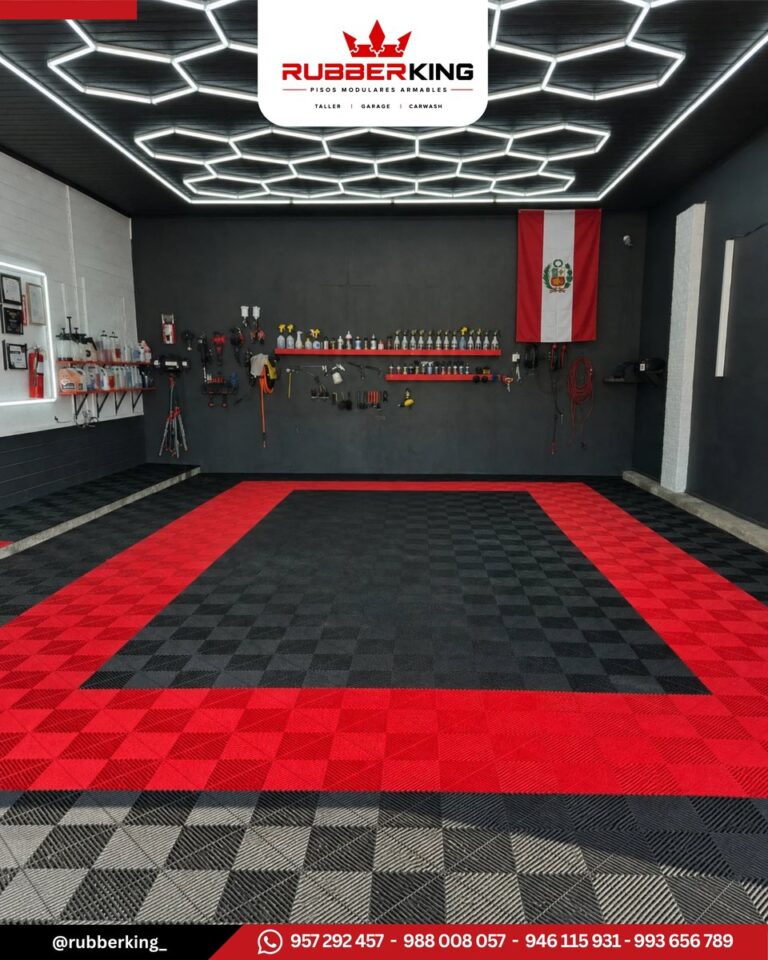 Piso modular encastrable de 40x40 cm instalado en taller