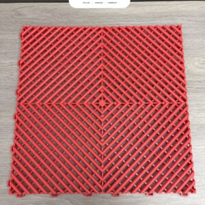 Loseta encastrable roja colocada sobre el piso