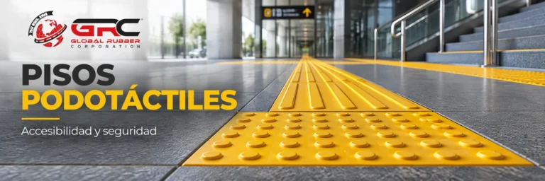 Pisos podotáctiles de alerta y guía instalados en el ingreso de una estación, con baldosas amarillas de domos y barras