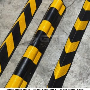 Protectores de columna para estacionamiento instalados en la esquina del pilar