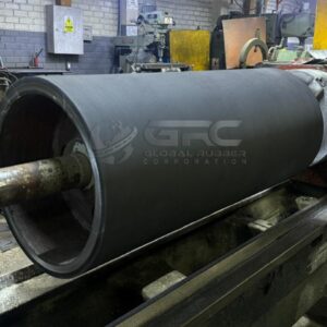 Rodillo industrial con revestimiento de caucho vulcanizado en taller