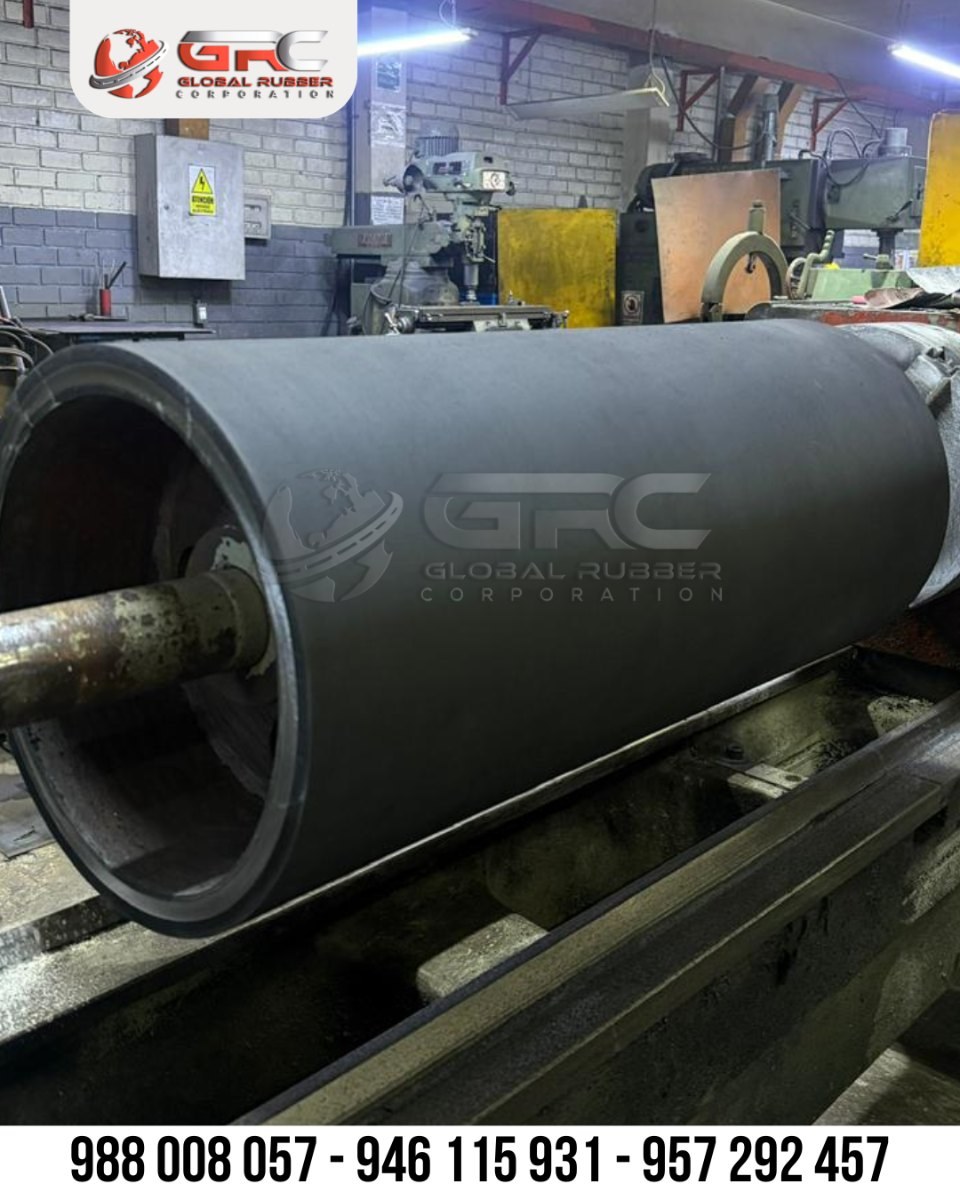 Rodillo industrial con revestimiento de caucho vulcanizado en taller