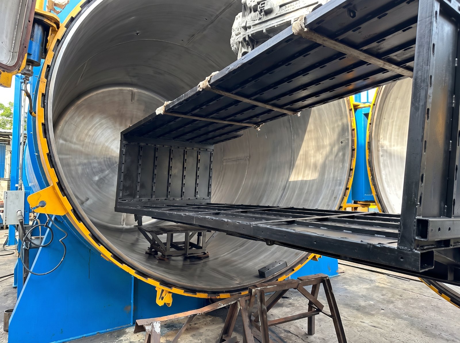Interior de la autoclave con el carro de carga para vulcanizado de caucho
